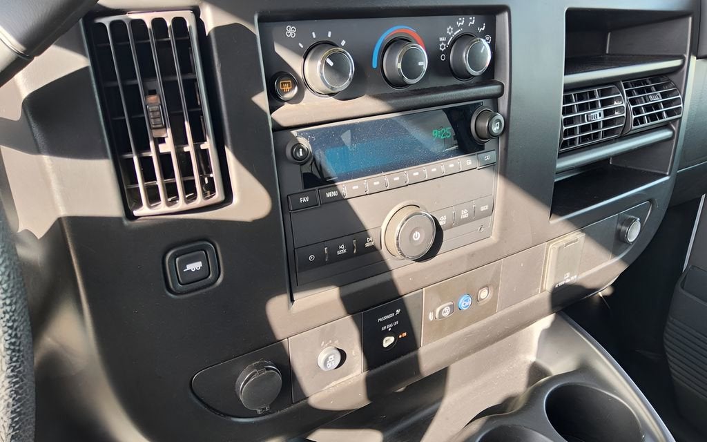 2023 Chevrolet Express Passenger 3500 1LS