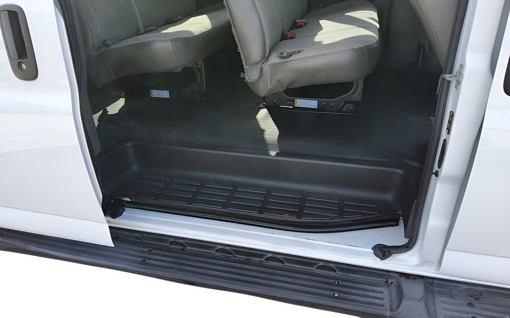 2023 Chevrolet Express Passenger 3500 1LS