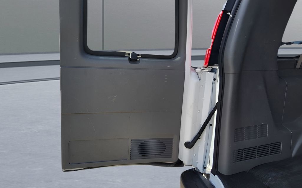 2023 Chevrolet Express Passenger 3500 1LS