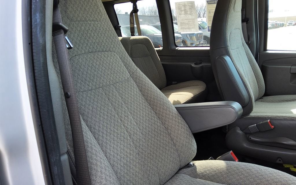 2023 Chevrolet Express Passenger 3500 1LS