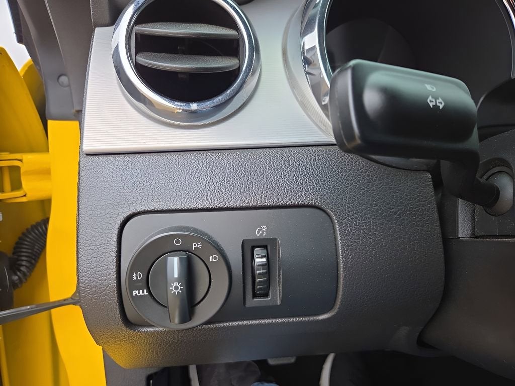 2005 Ford Mustang GT Deluxe