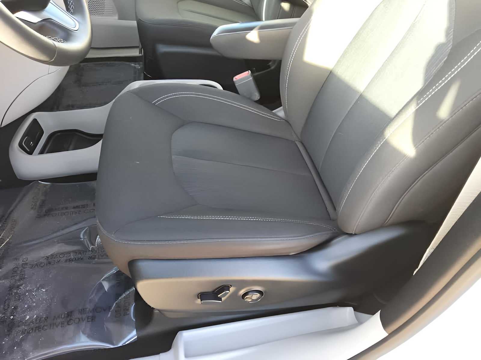 2024 Chrysler Voyager LX