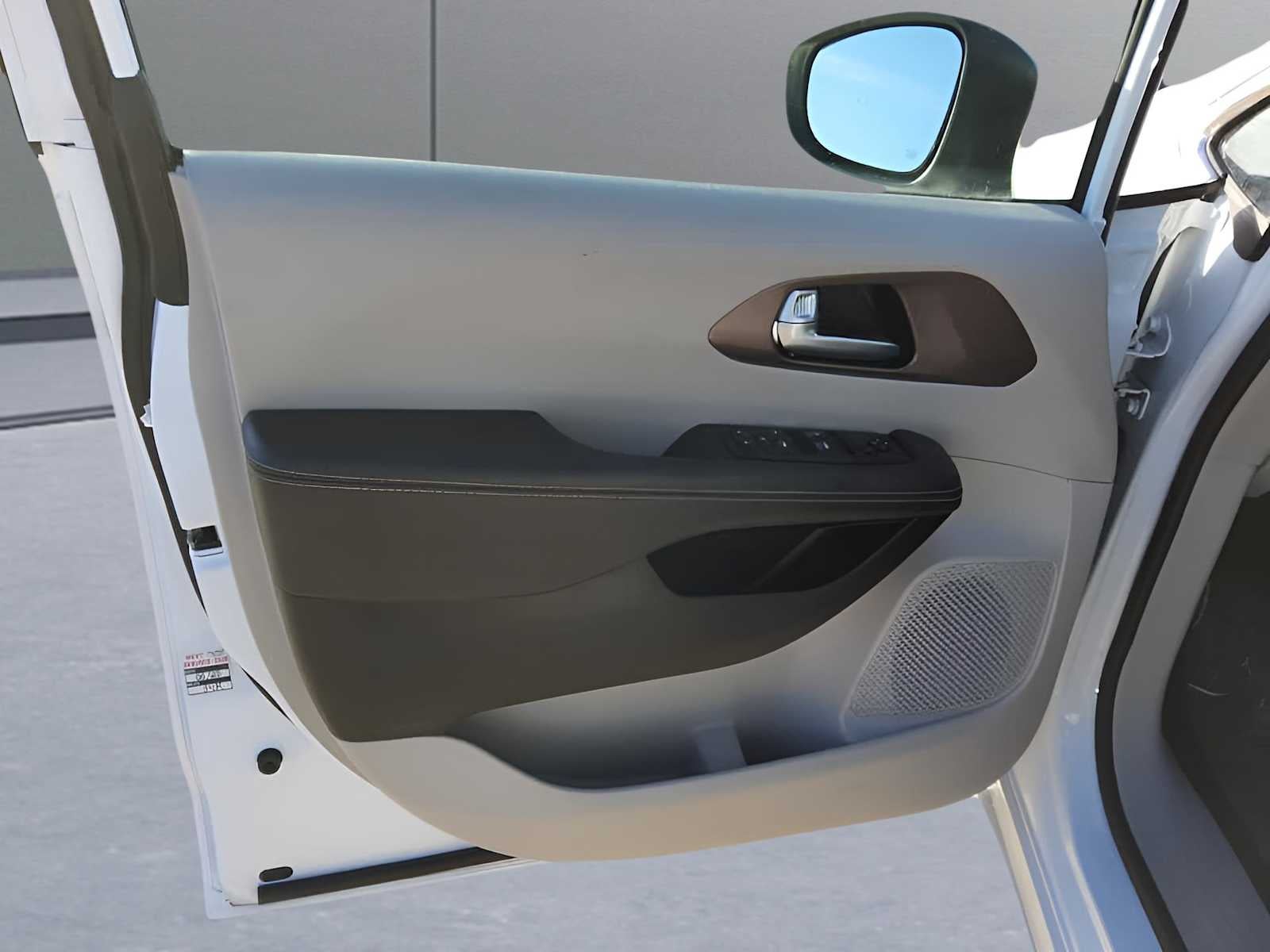 2024 Chrysler Voyager LX